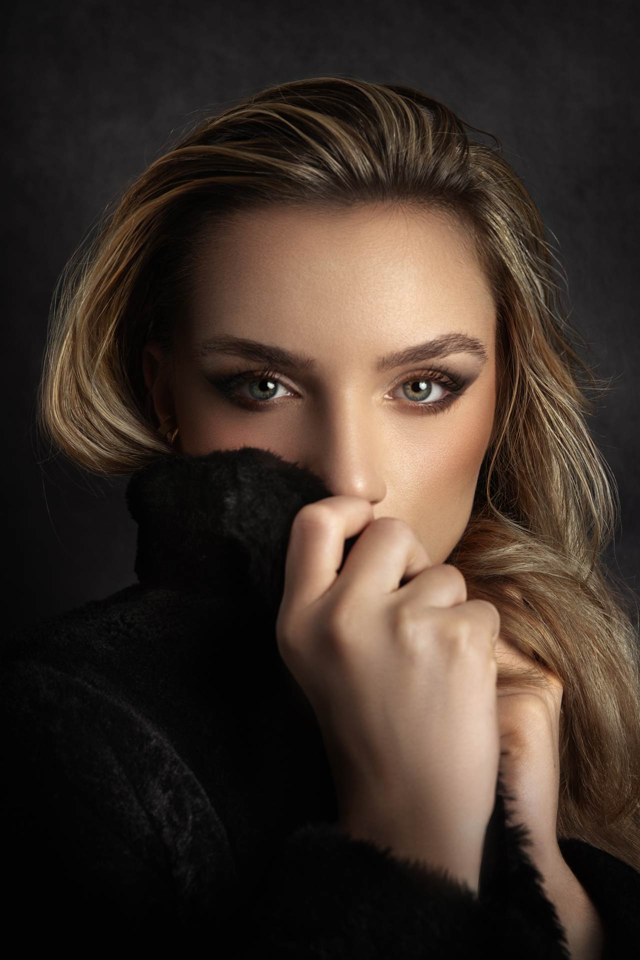 Ritratto ragazza bionda occhi chiari pelliccia